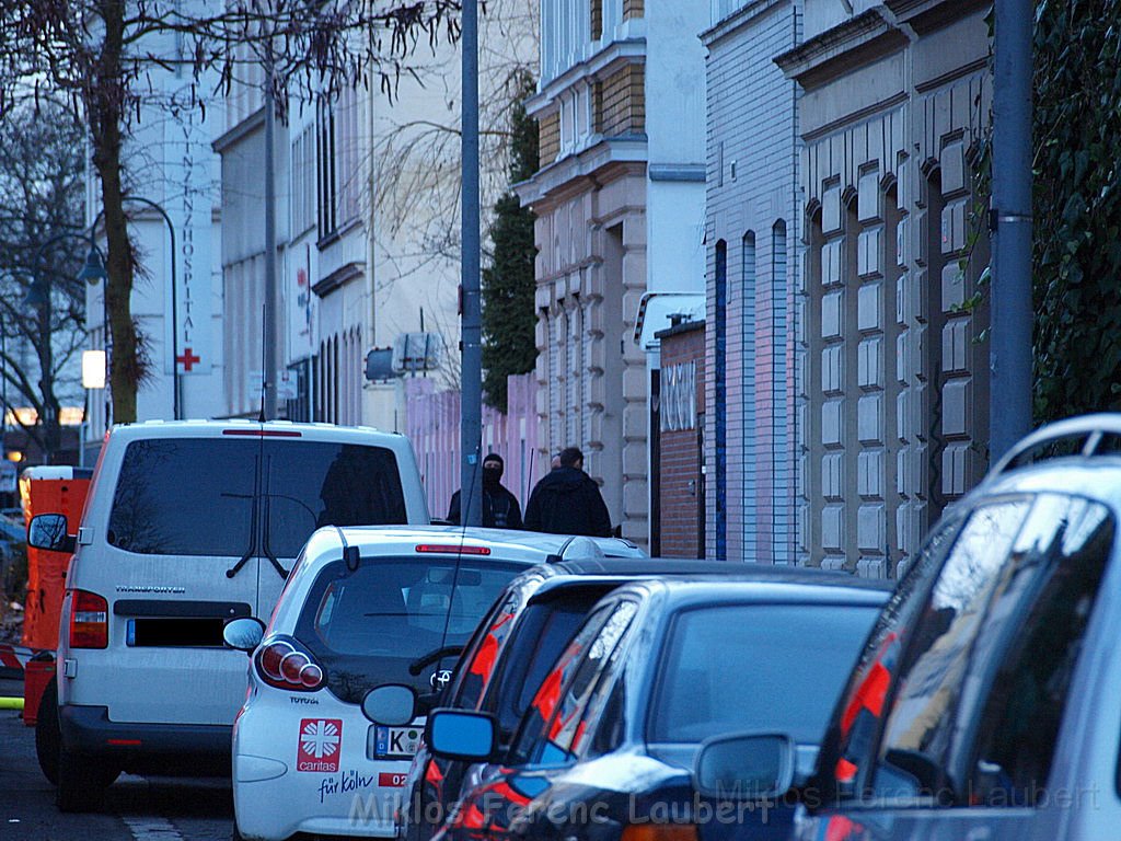 Einsatz Feuerwehr SEK Polizei Koeln Nippes Merheimerstr P168.JPG